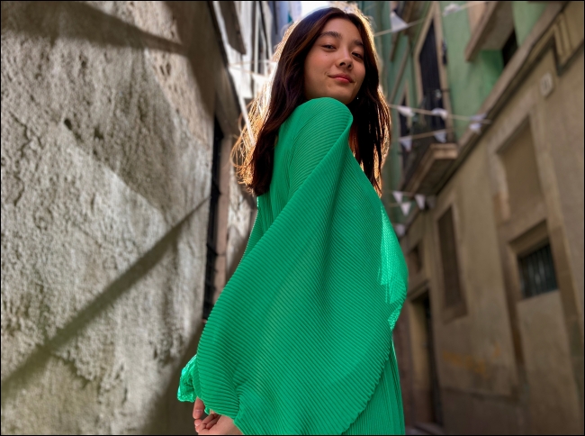 Uma garota em um poncho verde.
