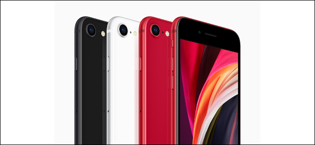 Quatro novos iPhone SEs em preto, branco e dois em vermelho. 