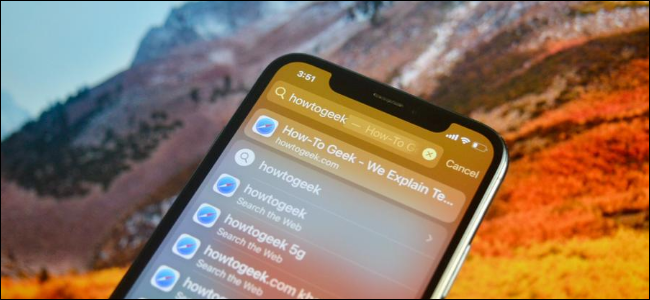 Usuário do iPhone que usa o Spotlight para pesquisar sites, aplicativos e atalhos