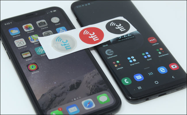 Um iPhone XR e Samsung S8 com etiquetas NFC colocadas em cima deles.