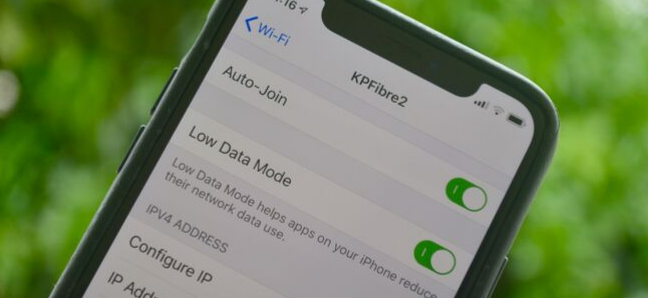 Tela de configurações do iPhone mostrando o modo Low Data para uma rede Wi-Fi no iOS 13