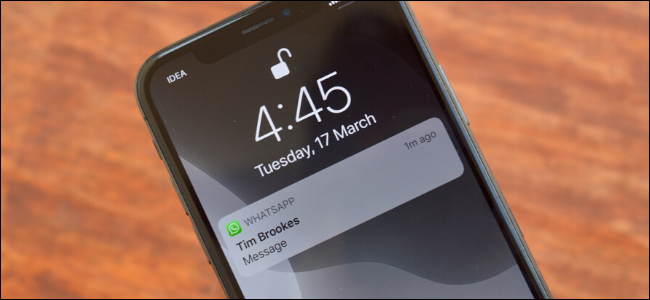 iPhone mostrando notificação do WhatsApp com visualização oculta