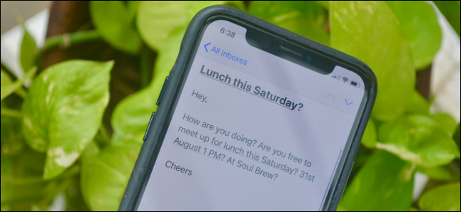 iPhone mostrando um e-mail com os compromissos do calendário destacados.