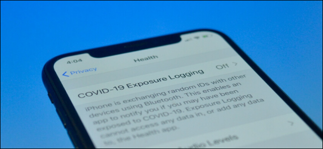 Usuário do iPhone verificando a página COVID-19 Expsoure Notifications para ver como funciona