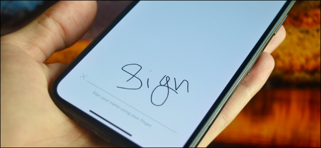 Usuário do iPhone assinando um documento usando o dedo