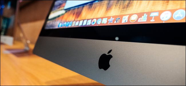 O ícone da Apple em um monitor iMac Pro.