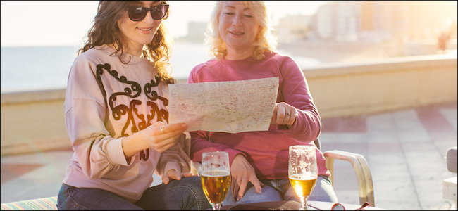 Duas mulheres bebendo cerveja