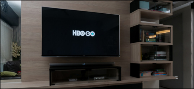 Logotipo da HBO Go em uma TV de tela grande.