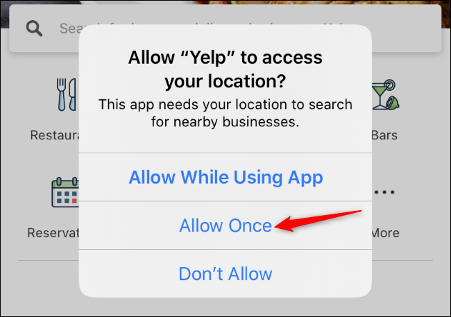 Uma solicitação de permissão do aplicativo Yelp para acessar a localização do proprietário em um iPhone.