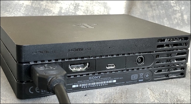 Cabo HDMI inserido na porta HDMI TV na unidade do processador.