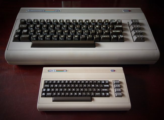 TheC64 Mini e Breadbin Commodore 64. Obrigado a Chris Whillock pela foto.