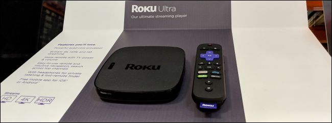 roku ultra e controle remoto na prateleira