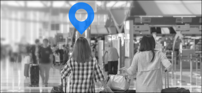 Símbolo de localização acima de uma garota caminhando em um aeroporto lotado