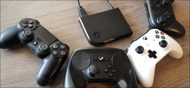 coleção de controladores PS4 e Xbox na mesa