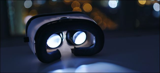 Fone de ouvido de realidade virtual dentro à noite