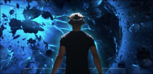 Homem usando um fone de ouvido HTC Vive Pro