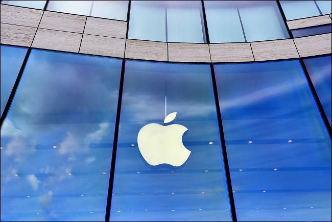 Logotipo da Apple na vitrine