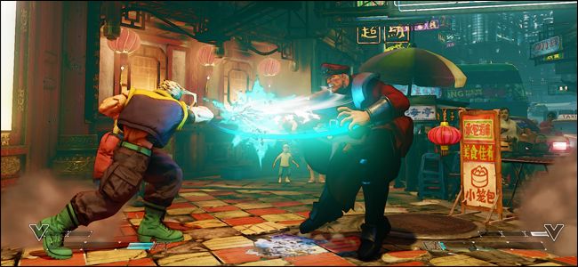 Uma captura de tela de "Street Fighter" mostrando um personagem golpeando outro.