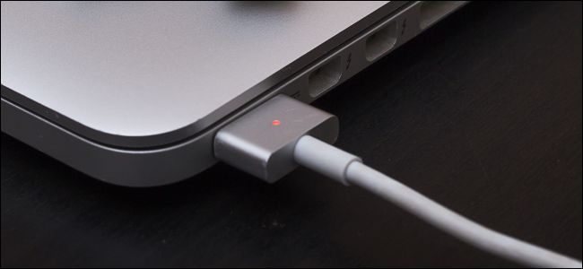 MacBook carregando com luz laranja no cabo