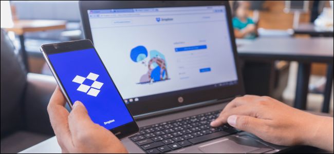 Dropbox rodando em um laptop e telefone