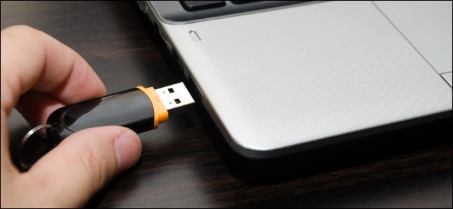 Conectando uma unidade flash USB em um laptop