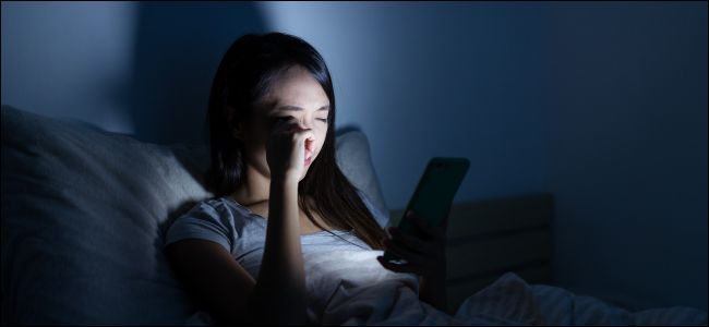 Mulheres com fadiga ocular usando um celular brilhante na cama