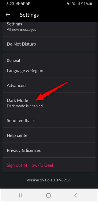 Opção Slack Dark Mode habilitada nas configurações de um telefone Android