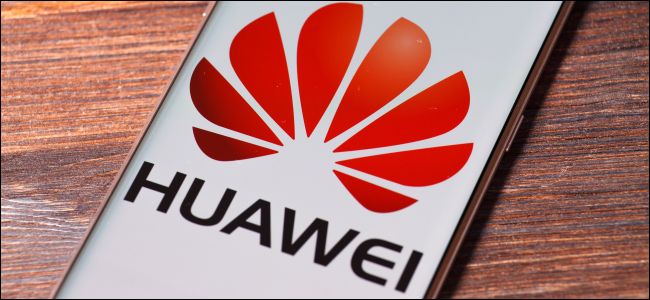 Huawei P9 lite com o logotipo da Huawei na tela