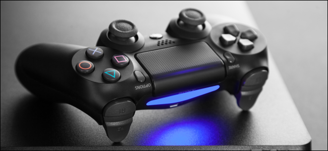 Controlador DualShock 4 em um console PlayStation 4
