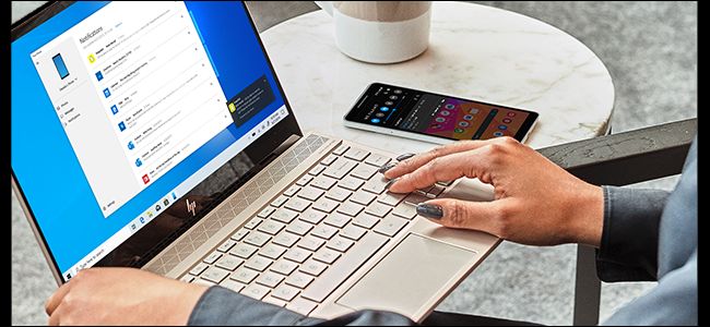 Pessoa usando sincronização de notificação do Android em um laptop Windows 10