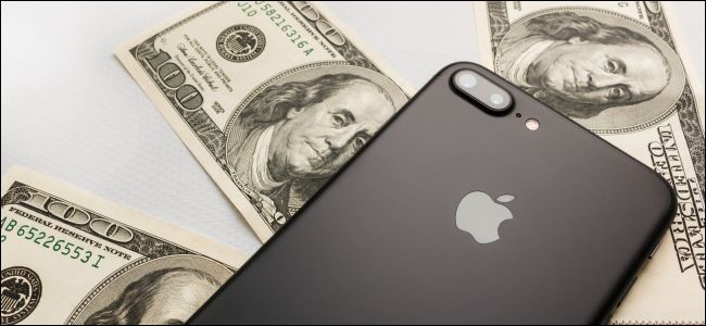 iPhone 8s Plus sobre três notas de $ 100.