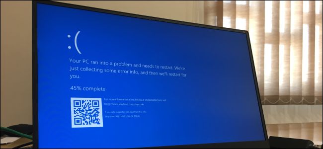 PC com Windows 10 exibindo um erro de tela azul.