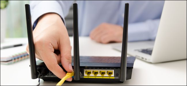 Desconectando um cabo Ethernet de um roteador Wi-Fi