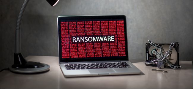 Ransomware em um laptop com um disco rígido bloqueado.