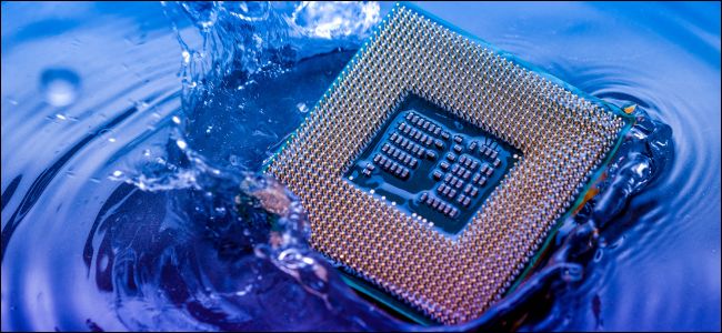 Uma CPU caindo na água azul.