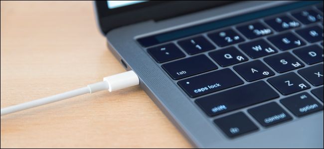 Cabo Thunderbolt USB Tipo C conectado a um MacBook.