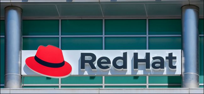 Logotipo da Red Hat no escritório da empresa no Vale do Silício.