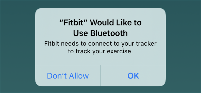 Mensagem de solicitação de Bluetooth do Fitbit em um iPhone.