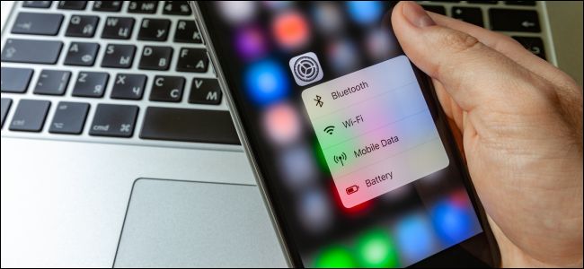 iPhone mostrando um menu de configuração com opções de Bluetooth, Wi-Fi, Dados Móveis e Bateria.