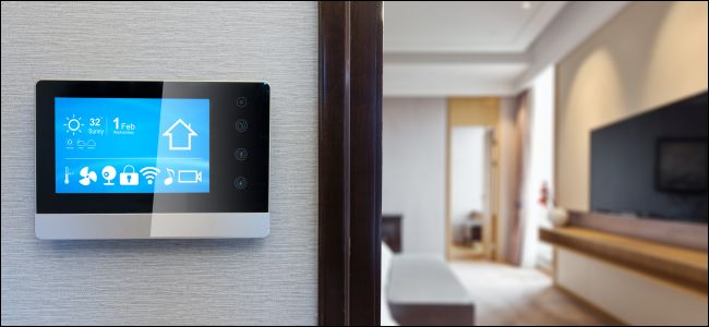 Uma tela de controle digital smarthome em uma parede.