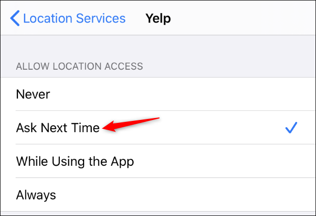 Permissões de localização do iPhone mostrando o aplicativo Yelp definido como Perguntar na próxima vez.