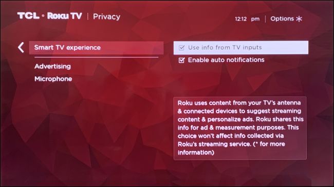 Desativando o recurso de publicidade "Usar informações de entradas de TV" em uma TV TCL Roku.