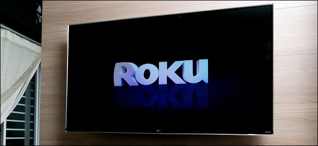 Uma TV com o logotipo da Roku.