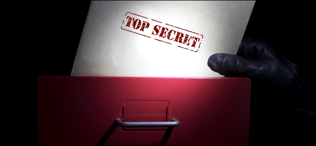 Uma mão puxando um documento marcado como "Ultra-secreto" de um arquivo.