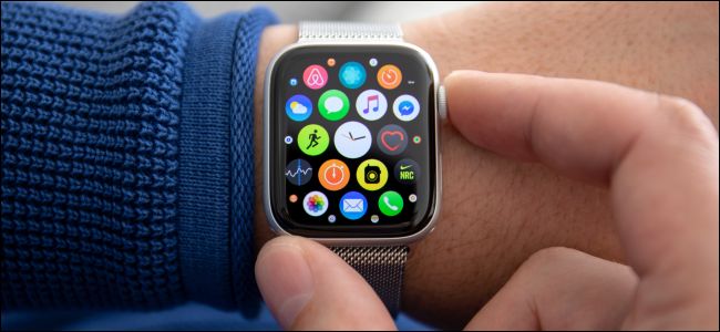 Um relógio Apple Watch Series 4 no pulso de um homem.