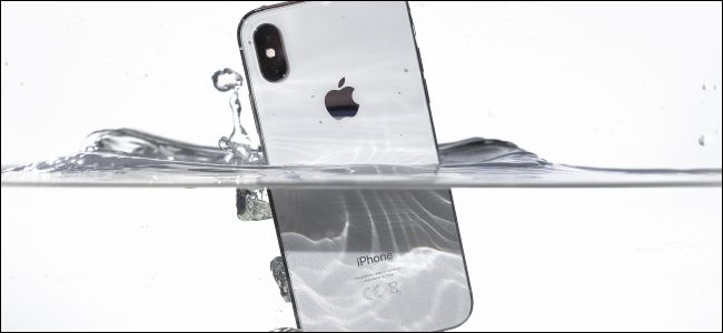 Submergir um iPhone X prateado na água.
