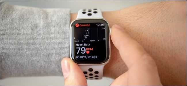 Mão de um homem verificando o monitor de frequência cardíaca em um Apple Watch Series 4.