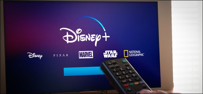 Um controle remoto apontando para uma TV com Disney +.
