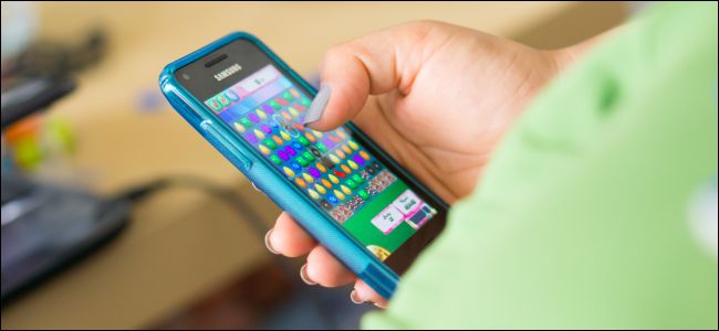 Uma pessoa jogando Candy Crush Saga em um smartphone Samsung Android.