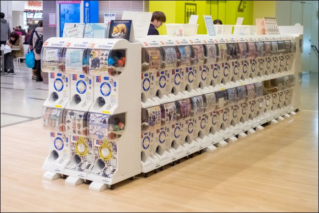 Jogos da Gacha em um shopping em Sapporo, Japão.